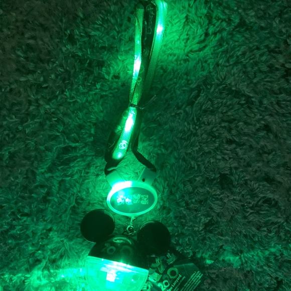 Disney halloween light up lanyard and Mickey - Picture 6 of 6